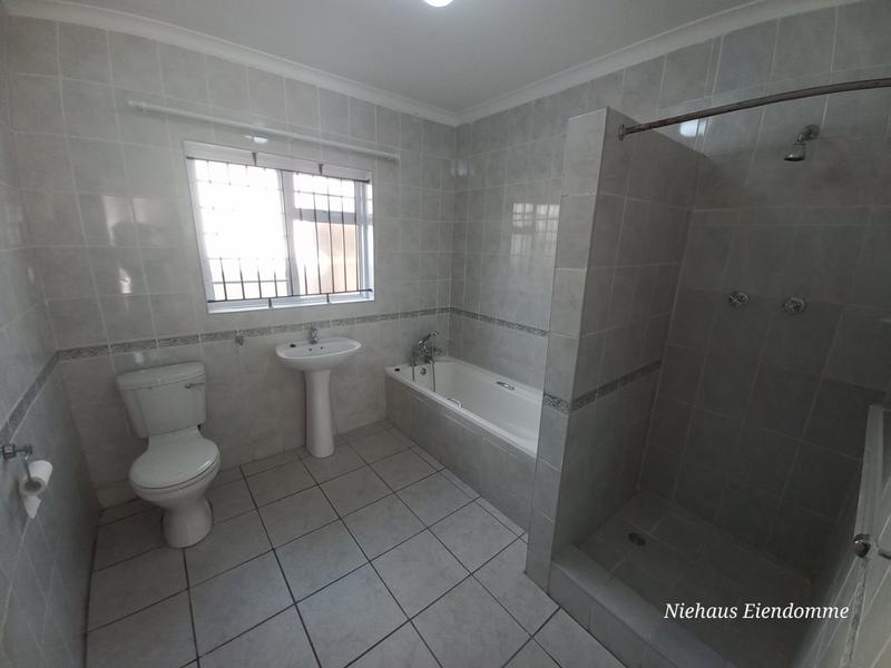 To Let 4 Bedroom Property for Rent in Gustrouw Western Cape